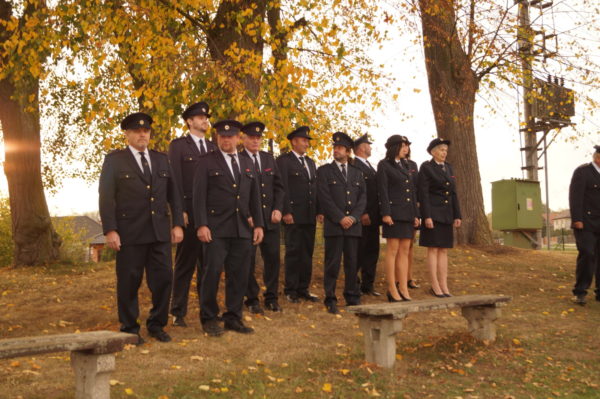 Nástup hasičů u pomníku