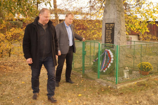 Uložení věnce k památníku provedli starosta Mgr.Kadrnožka Martin a místostarosta Pešan Bedřich
