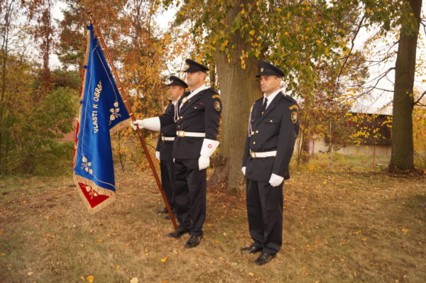 Nástup hasičů s historickým praporem u pomníku